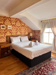 sypialnia z dużym łóżkiem i oknem w obiekcie Ullet Suites w Liverpoolu
