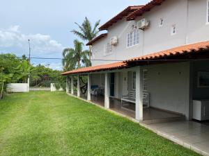 einem externen Blick auf ein Haus mit Hof in der Unterkunft Casa geminada 1 in Florianópolis