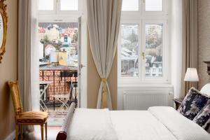 une chambre avec un lit et une grande fenêtre dans l'établissement REZIDENCE MAKART, à Karlovy Vary 29 autres photos