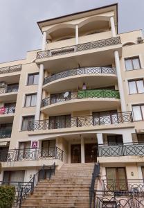 un edificio con scale di fronte di Cozy 2BD Flat with Balcony and Workspace by Flat Mаnager a Golden Sands