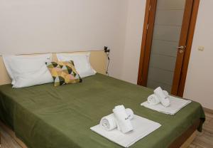 un letto con due asciugamani pieghevoli sopra di Cozy 2BD Flat with Balcony and Workspace by Flat Mаnager a Golden Sands