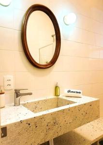 uma casa de banho com um lavatório e um espelho em Incrível Apartamento na Quadra da Praia no Rio de Janeiro