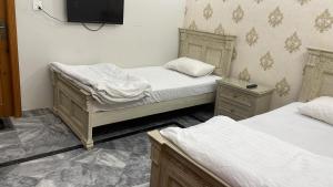 Een bed of bedden in een kamer bij Midways Guest House and Hotels
