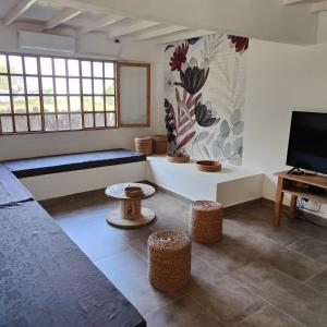 un soggiorno con divano e TV di La Casa Blanca - Etxe Zuria a Moñitos