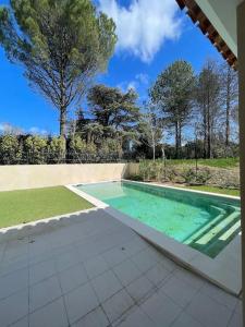 uma piscina no quintal de uma casa em Splendide T3 avec piscine + Terrasse à 7 min d’Aix em Aix-en-Provence
