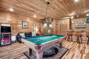 セバービルにあるSpectacular MTNS Views with PRIVATE HOT TUB with Pool Table and Private Pondの- ゲームルーム(キャビン内のビリヤード台付) +37枚の写真
