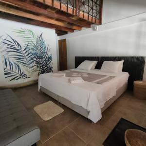 een slaapkamer met een groot wit bed in een kamer bij La Casa Blanca - Etxe Zuria in Moñitos