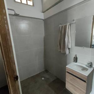 W łazience znajduje się umywalka i lustro. w obiekcie La Casa Blanca - Etxe Zuria w mieście Moñitos