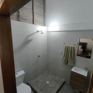 bagno con servizi igienici e lavandino di La Casa Blanca - Etxe Zuria a Moñitos