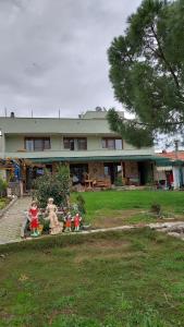 una casa con un grupo de figuras delante de ella en Daphne Pansiyon, en Bergama