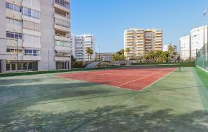 einen Tennisplatz mitten in einer Stadt in der Unterkunft Lovely Apartment In Alacant With Wifi in Alicante + 24 Fotos