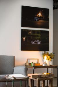 uma sala de estar com um sofá e uma televisão na parede em Guest Urban Hotel Design Pinheiros em São Paulo