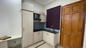 Een keuken of kitchenette bij Midways Guest House and Hotels
