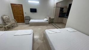 Een bed of bedden in een kamer bij Midways Guest House and Hotels