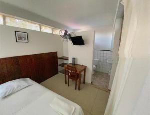a bedroom with a bed and a bathroom with a shower at Happy Day Pucallpa in Pucallpa