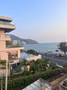 a building with a parking lot next to the ocean at Khách Sạn Bãi Dâu 178 Trần Phú Vũng Tàu in Vung Tau