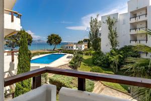 Una vista de la piscina desde el balcón de un apartamento. en Llenaire 1, sea view, pool, wifi, en Puerto Pollensa