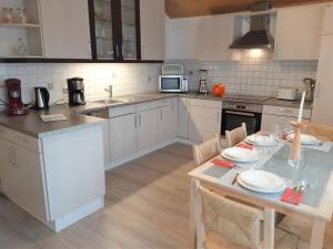 Una cocina con una mesa con platos encima. en Ferienwohnungen Geier, en Niederalteich