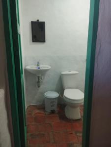 bagno con servizi igienici e lavandino di HOSPEDAJE CASA GRANDE ARBOLITO a Barichara