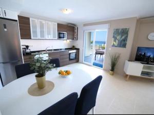 a kitchen and living room with a table and chairs at Las Velas B in La Manga del Mar Menor