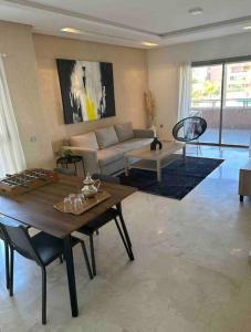 - un salon avec un canapé et une table dans l'établissement Prestigia Golf entrée Agate (wifi), à Marrakech