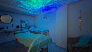 um quarto com duas camas e um tecto azul em Leman Hotel y Apartamentos em Playa de Palma