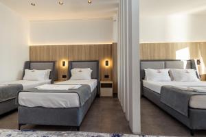 Continental Hotel客房内的一张或多张床位