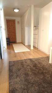 - un salon vide avec une porte et un tapis dans l'établissement By the sea apartment, à Stavanger