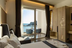 Continental Hotel客房内的一张或多张床位
