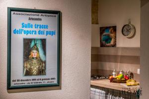 a sign hanging on a wall in a kitchen at Casa vacanze Peperoncino in Castellammare del Golfo