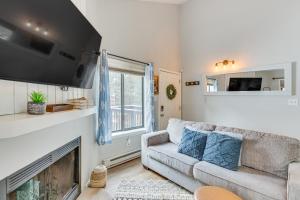 uma sala de estar com um sofá e uma lareira em Cozy Angel Fire Condo with Easy Access to Ski Resort em Angel Fire