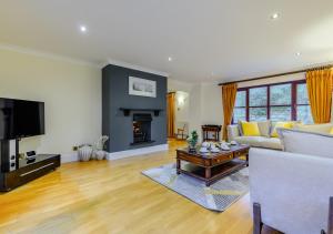 a living room with a couch and a table at Poppy Cottage - Cornwall in Saint Wenn