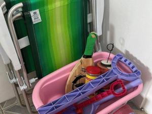 a toy bath tub with a bottle of champagne and scissors at Casinha Quadra Mar a 10 min do Beto Carrero! in Penha +7 photos