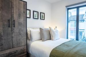 a bedroom with a large bed and a large window at Amazing 2 Bedroom Flat Next to Brighton Station Sleep 6 Guests RHF in Brighton & Hove