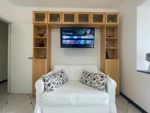 un soggiorno con divano bianco e TV a schermo piatto di Mari Sole By Holiday World a Chiavari
