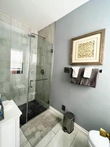 Et badeværelse på Contemporary 1 BR House with Pool - MK2 - WW