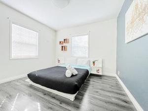a white bedroom with a large bed in it at Modern 2BR Apartment in Heart of the City-MK1-WW in Los Angeles
