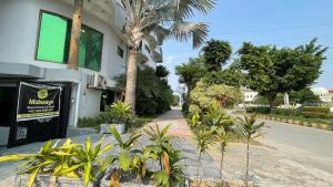 Een tuin van Midways Guest House and Hotels