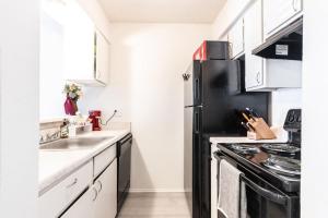 Кухня або міні-кухня у COZY LONG TERM APT WITH POOL ACCESS IN DFW