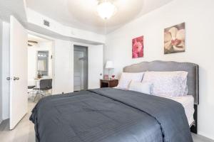 a bedroom with a large bed and a desk at COZY LONG TERM APT WITH POOL ACCESS IN DFW in Dallas