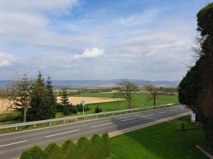 een lege weg in het midden van een veld bij Zur schönen Aussicht in Hameln