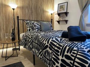 sypialnia z łóżkiem z wzorem zebry i stołem w obiekcie Sparrow Apartment in Kazimierz w Krakowie