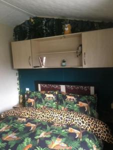 ein Schlafzimmer mit einem Bett mit Tagesdecke und Tieren darauf in der Unterkunft MP39 Parkdean Camber Sands in Camber