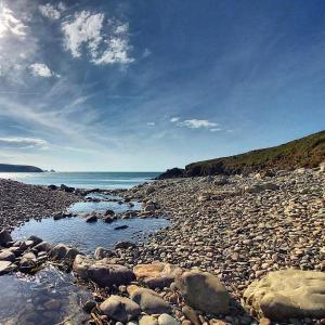 a rocky beach with the ocean in the background at Hen Ffermdy in Jordanston