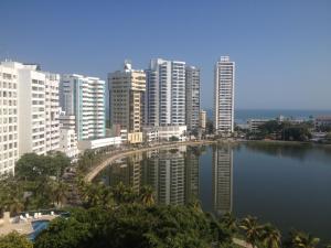 una ciudad con edificios altos y un cuerpo de agua en Aparta-estudio con hermosa vista, en Cartagena de Indias