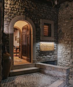 un accès à un bâtiment avec une arche et une porte dans l'établissement A Casa di Marina, à Bassiano