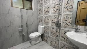 Een badkamer bij Midways Guest House and Hotels