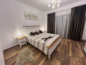 Ένα ή περισσότερα κρεβάτια σε δωμάτιο στο Zefir Apartments