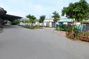 ein leerer Parkplatz mit einem Gebäude und Bäumen in der Unterkunft SKY HOTEL in Long Thành
