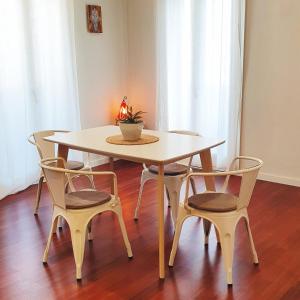 einen Esstisch und Stühle mit Pflanze drauf in der Unterkunft Can Carreras de Sant Jaume in Sant Jaume de Llierca